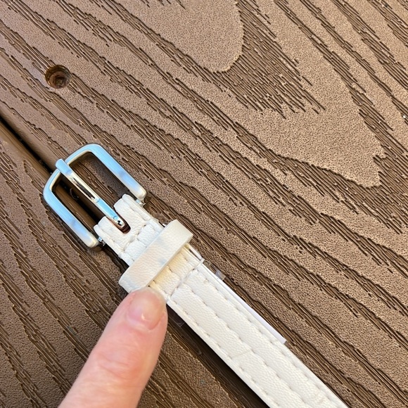 Kenneth Cole Reaction, beige leather skinny belt with silver buckle size medium - Picture 5 of 8